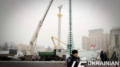 Монтаж главной елки страны на Майдане Независимости