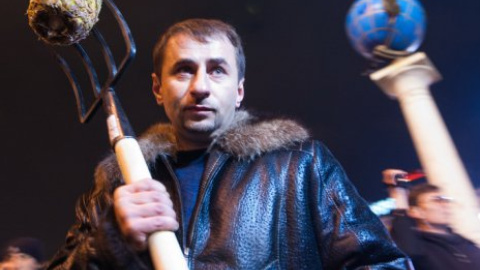 Митингующие подарили Януковичу ананасы на вилах
