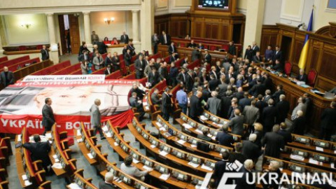 Регионалы и бютовцы заблокировали трибуну Рады