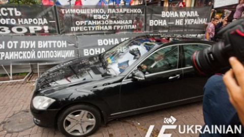 Автомобиль Ющенко забросали яйцами под судом