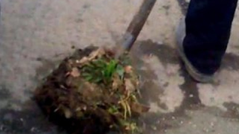 Рабочие латали ямы, несмотря на то, что в них была вода.