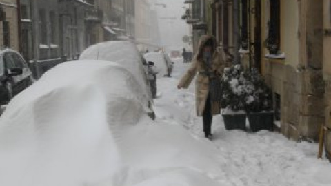 В центре города образовались сугробы выше человеческого роста.