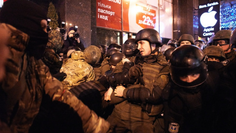 Вече сторонников блокады торговли закончилось столкновениями с правоохранителями