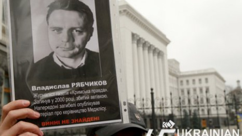 Журналисты передали Януковичу петицию