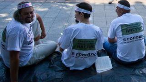 На протестующих надеты футболки с надписью "Голодовка - здоровая альтернатива. Я голодаю за здоровую альтернативу".