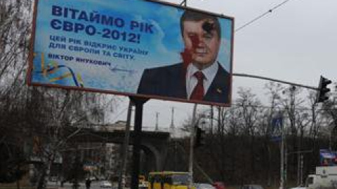 Неизвестные забросали билборд Президента на улице Вышгородской.