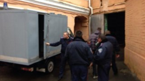Задержанного активиста привезли в Печерский райотдел милиции. Фото со страницы Владимира Арьева в Facebook