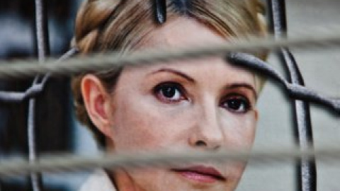 Для Тимошенко оборудовали в суде стеклянное ограждение.