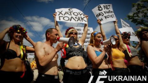 Акция движения Femen "Голые и обманутые"