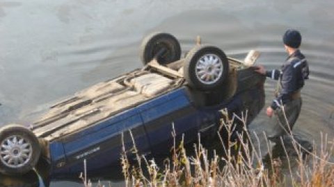 Спасатели автокраном подняли из Десны автомобиль.