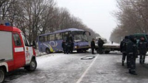 Легковой автомобиль столкнулся с автоэвакуатором, за которым следовал автобус.