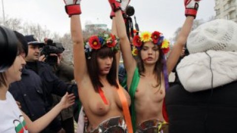 Femen провели акцию в Болгарии под названием  "Бей, славяне!".