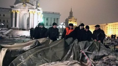 Демонтаж палаточного городка на Майдане