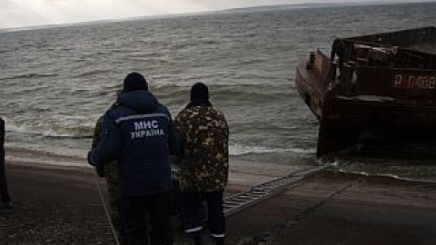 Экипаж буксира "НИБУЛОН - 1" спас моряка и две баржи в Кременчугском водохранилище