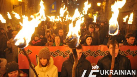 Факельное шествие во Львове в честь Степана Бандеры