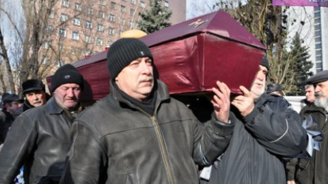 Протестующие чернобыльцы прошли с гробом по Донецку