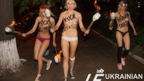 В Киеве Femen пытались разбудить Лукашенко