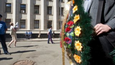 На венках есть надписи "Януковичу от пенсионеров за счастливое детство"