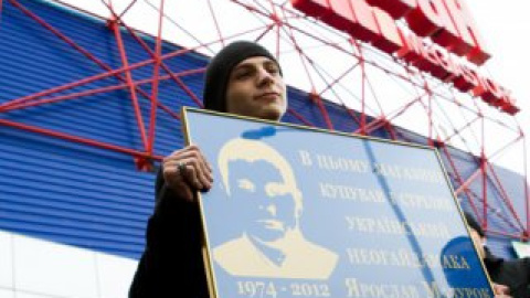 Активисты "Братства" хотели установить мемориальную табличку Ярославу Мазурку в "Караване".