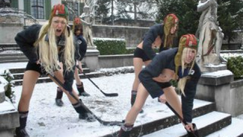 Femen устроили акцию протеста под зданием Международной Федерации хоккея.