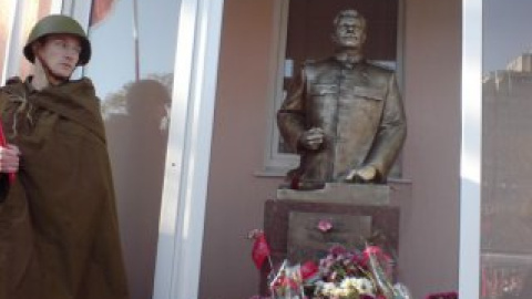 Вандалы испортили бюст Сталина в прошлом году.