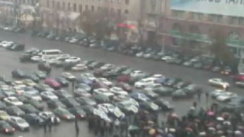 Представители профсоюза таксистов привели на площадь около 50 автомобилей.