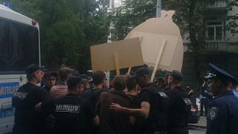 Около 10 задержанных.