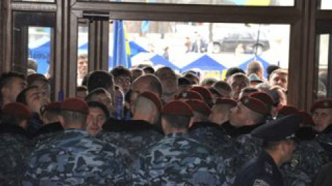 Свободовцы подрались с беркутовцами.