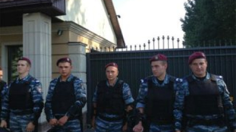 Сотрудники "Беркута" заблокировали журналистов возле центрального въезда в резиденцию Межгорье.