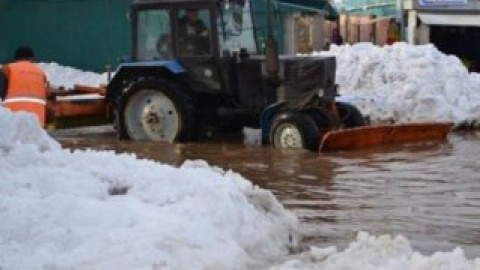 Водой оказались затопленными тротуары, а также проезжая часть вблизи рынка на метро "Святошин".