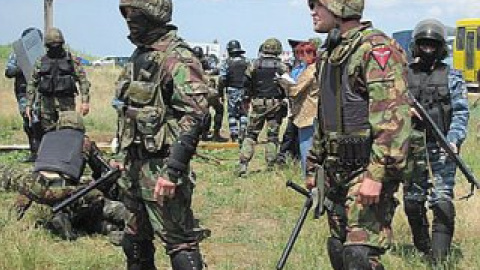 По итогам столкновения задержано около 10 человек.
