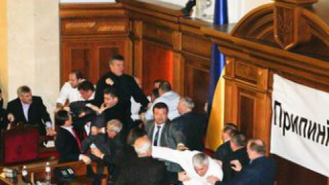 Регионалы выгнали бютовцев из зала заседаний.