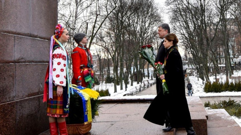 Президент України разом з дружиною поклали квіти біля пам'ятників Шевченку та Грушевському