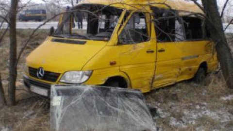После столкновения автобус съехал в кювет.