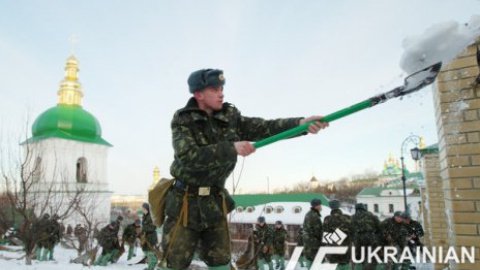 Как киевляне убирают тонны снега в столице