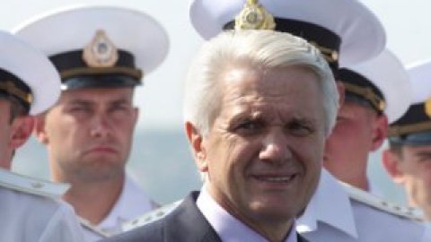 Литвин получил награду за заслуги парламентаризма из рук Грызлова.