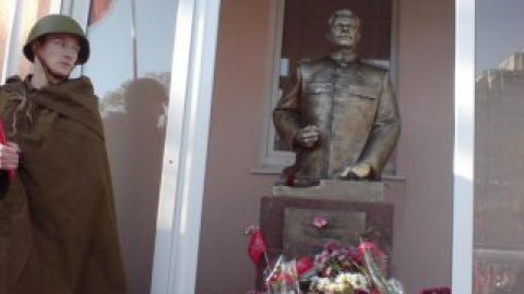 Вандалы испортили бюст Сталина в прошлом году.