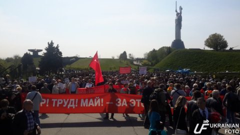 Митинг коммунистов возле музея истории ВОВ в Киеве
