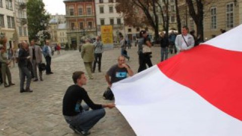 К митингующим присоединились представители "Свободы" и БЮТ.