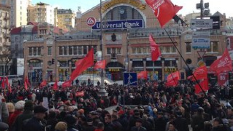 Участники митинга держат в руках флаги с символикой КПУ. Фото: пресс-служба КПУ