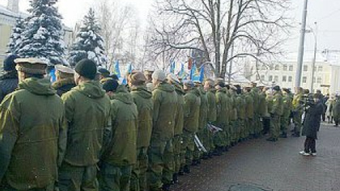 Афганцы по команде развернулись спиной к Януковичу.