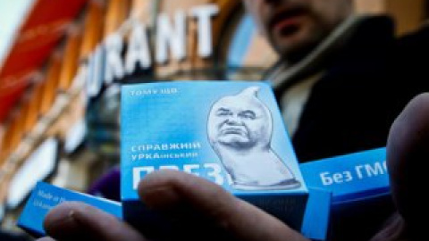 Милиционеры пресекли еще одну раздачу скандальных презервативов.