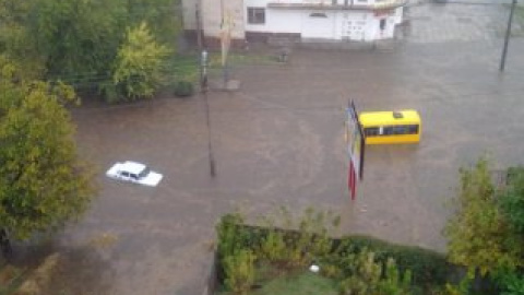В центре города утонули несколько десятков автомобилей. Фото: пользователи странички "Типичный Кировоград" в "Вконтакте".