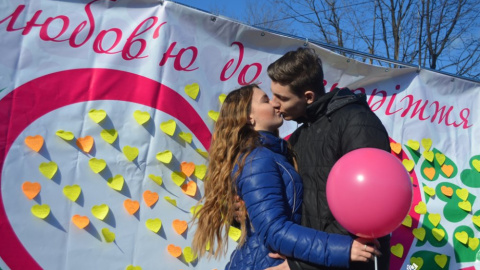 ​У Запоріжжі в День закоханих пекли пампушки і встановлювали рекорд з поцілунків