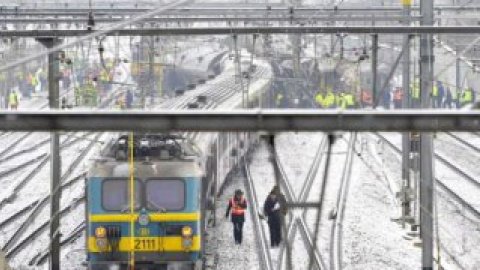 Утром в понедельник в Бельгии произошла железнодорожная катастрофа.