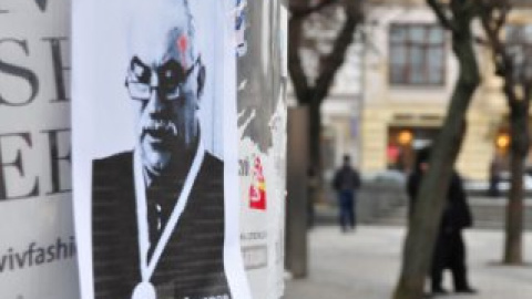 Судья Николай Гончаров приговорил одного парня к тюрьме, а второго - к ограничению свободы за граффити с Януковичем.