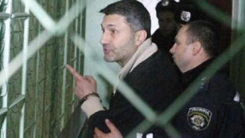 На суд Суслова привели под конвоем двух десятков грифоновцев в масках.