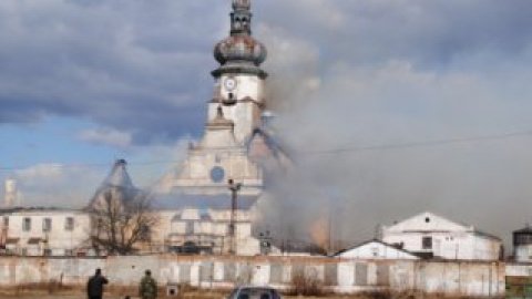 О площади пожара не сообщается.