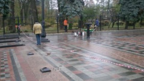 Отмечается, что у рабочих есть разрешение на проведение реконструкции забора и эти разрешения находятся в Раде.