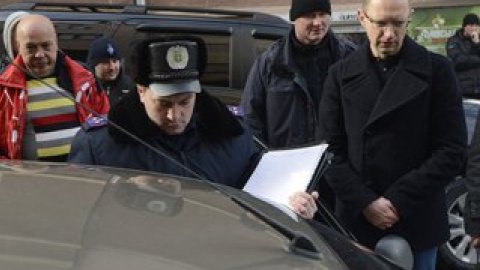 Милиция разбирается с людьми, следившими за Яценюком. Фото пресс-службы "Батькивщины"